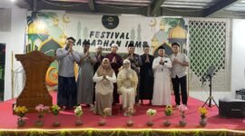 Foto bersama panitia Festival Ramadan IPMB Season 3 di Masjid Agung Babusallam, Jl. KH. Dewantoro, Timika. (5/3/2026). (Foto: Galeri Papua/Kevin Kurni)
