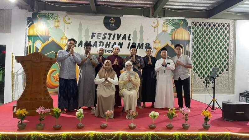 Foto bersama panitia Festival Ramadan IPMB Season 3 di Masjid Agung Babusallam, Jl. KH. Dewantoro, Timika. (5/3/2026). (Foto: Galeri Papua/Kevin Kurni)