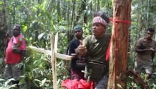 Masyarakat adat di Distrik Konda memasang patok adat sebagai tanda batas wilayah hutan adat. (Foto: Masyarakat adat Distrik Konda)