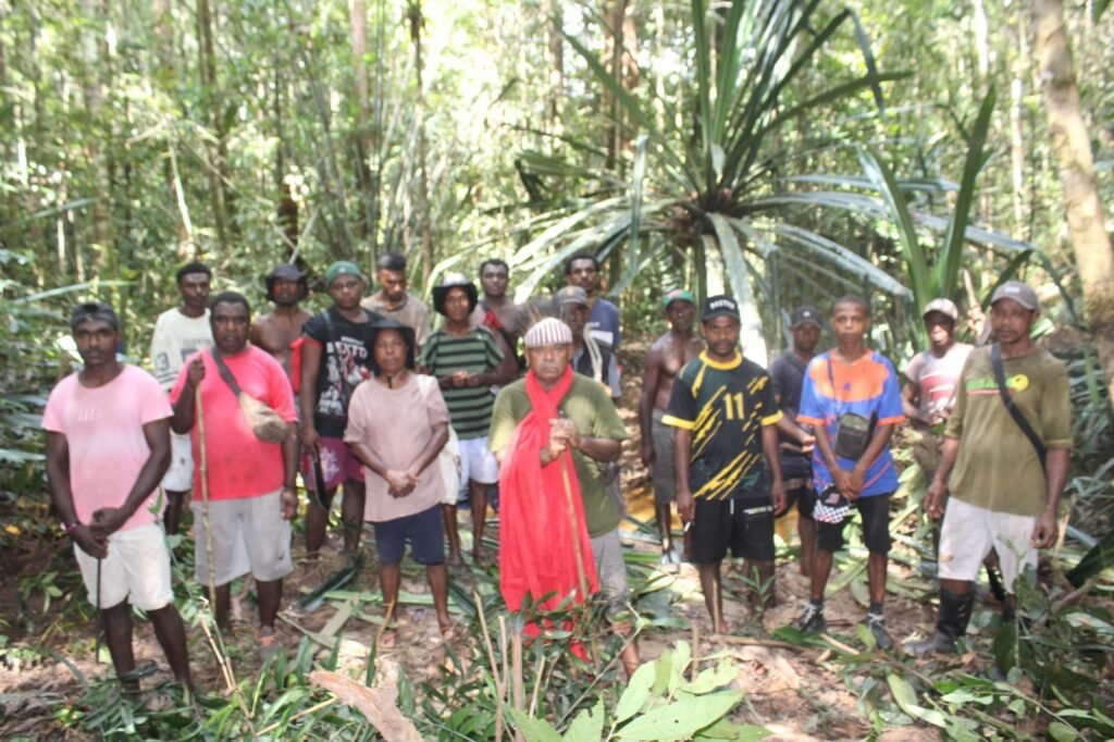 Masyarakat adat di Distrik Konda memasang patok adat sebagai tanda batas wilayah hutan adat. (Foto: Masyarakat adat Distrik Konda)