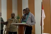 Staf Ahli Bupati Mimika, Fransiskus Bokeyau, menyampaikan sambutan pada pembukaan Musrembang Distrik Jita yang berlangsung di Ballroom Hotel Kanguru Timika, Jumat (6/3/2026). (Foto: Galeri Papua/Ahmad)