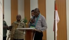 Staf Ahli Bupati Mimika, Fransiskus Bokeyau, menyampaikan sambutan pada pembukaan Musrembang Distrik Jita yang berlangsung di Ballroom Hotel Kanguru Timika, Jumat (6/3/2026). (Foto: Galeri Papua/Ahmad)