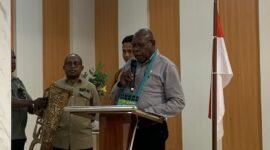 Staf Ahli Bupati Mimika, Fransiskus Bokeyau, menyampaikan sambutan pada pembukaan Musrembang Distrik Jita yang berlangsung di Ballroom Hotel Kanguru Timika, Jumat (6/3/2026). (Foto: Galeri Papua/Ahmad)
