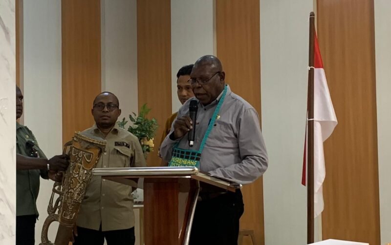 Staf Ahli Bupati Mimika, Fransiskus Bokeyau, menyampaikan sambutan pada pembukaan Musrembang Distrik Jita yang berlangsung di Ballroom Hotel Kanguru Timika, Jumat (6/3/2026). (Foto: Galeri Papua/Ahmad)