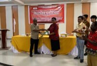 Momen penyerahan hasil Musrembang dalam bentuk dokumen tertulis oleh Kepala Distrik Jita, Suto Rontini (kiri), kepada Kepala Bidang Pemerintahan dan Pembangunan Manusia Bappeda Mimika, Regina Wenda, usai kegiatan Musrembang di Ballroom Kanguru Hotel Timika, Jumat (6/3/2026). (Foto: Galeri Papua/Ahmad)