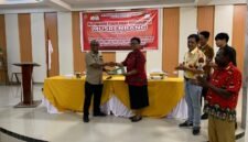 Momen penyerahan hasil Musrembang dalam bentuk dokumen tertulis oleh Kepala Distrik Jita, Suto Rontini (kiri), kepada Kepala Bidang Pemerintahan dan Pembangunan Manusia Bappeda Mimika, Regina Wenda, usai kegiatan Musrembang di Ballroom Kanguru Hotel Timika, Jumat (6/3/2026). (Foto: Galeri Papua/Ahmad)