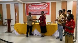 Momen penyerahan hasil Musrembang dalam bentuk dokumen tertulis oleh Kepala Distrik Jita, Suto Rontini (kiri), kepada Kepala Bidang Pemerintahan dan Pembangunan Manusia Bappeda Mimika, Regina Wenda, usai kegiatan Musrembang di Ballroom Kanguru Hotel Timika, Jumat (6/3/2026). (Foto: Galeri Papua/Ahmad)