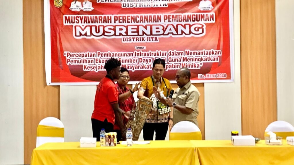 Seremoni penutupan Musrembang tingkat Distrik Jita tahun 2026 ditandai dengan pemukulan tifa oleh Kepala Distrik Jita Suto Rontini bersama Kepala Bidang Pemerintahan dan Pembangunan Manusia Regina Wenda dan jajaran. (Foto: Galeri Papua/Ahmad)