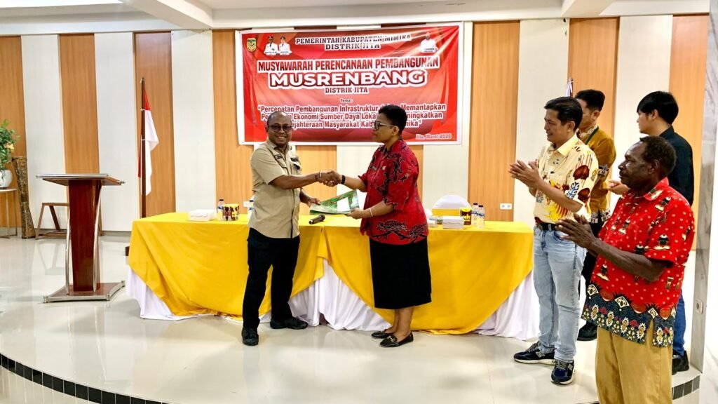 Kepala Distrik Jita Suto Rontini menyerahkan hasil Musrembang kepada Bappeda yang diwakili oleh Kepala Bidang Pemerintahan dan Pembangunan Manusia Regina Wenda. (Foto: Galeri Papua/Ahmad)