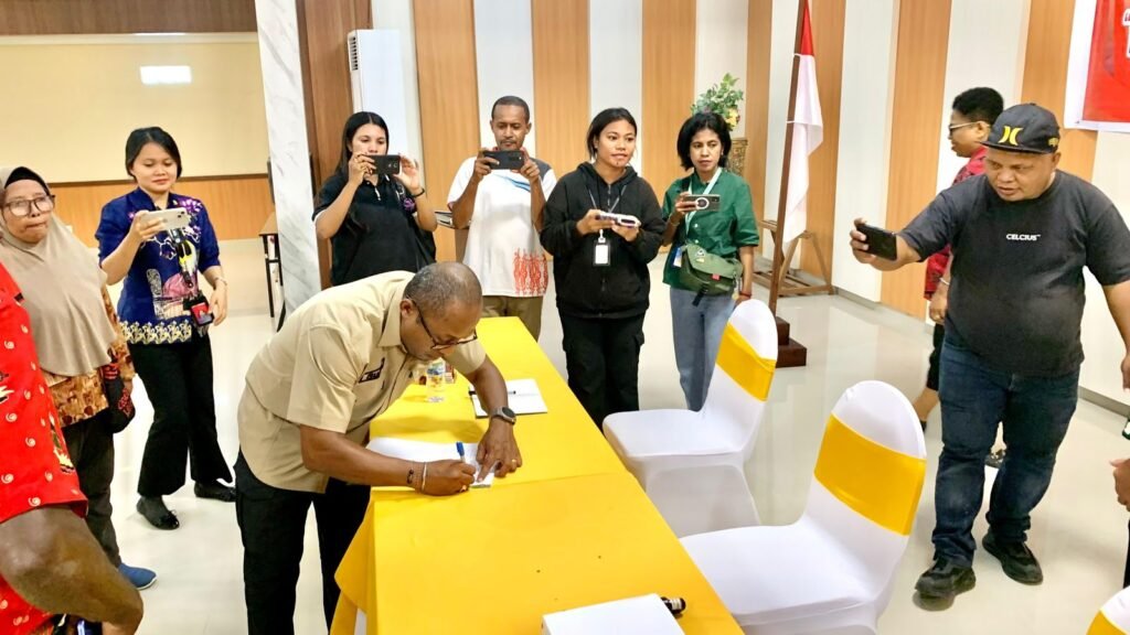 Kepala Distrik Jita, Suto Rontini menandatangani berita acara  Musrembang tingkat Distrik Jita disaksikan oleh para saksi dan awak media yang hadir. (Foto: Galeri Papua/Ahmad)