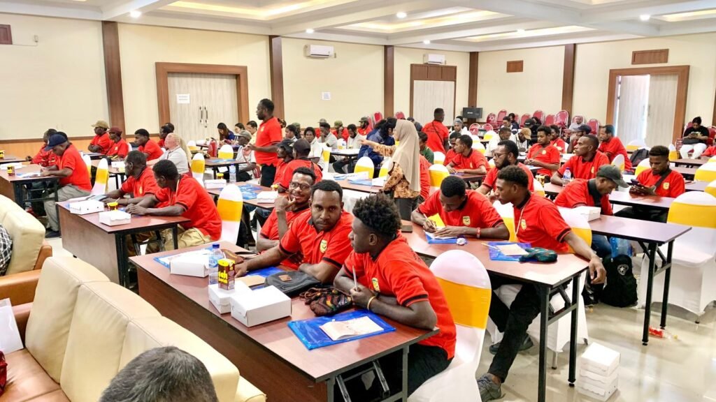 Peserta Musrembang dari 10 kampung setelah selesai berunding untuk mengumpulkan isu yang akan diusulkan dan kembali ke posisi semula untuk menyaksikan penyerahan hasil Musrembang yang dilaksanakan oleh Kepala Distrik Jita Suto Rontini kepada Bappeda yang diwakili oleh Kepala Bidang Pemerintahan dan Pembangunan Manusia Regina Wenda. (Foto: Galeri Papua/Ahmad)