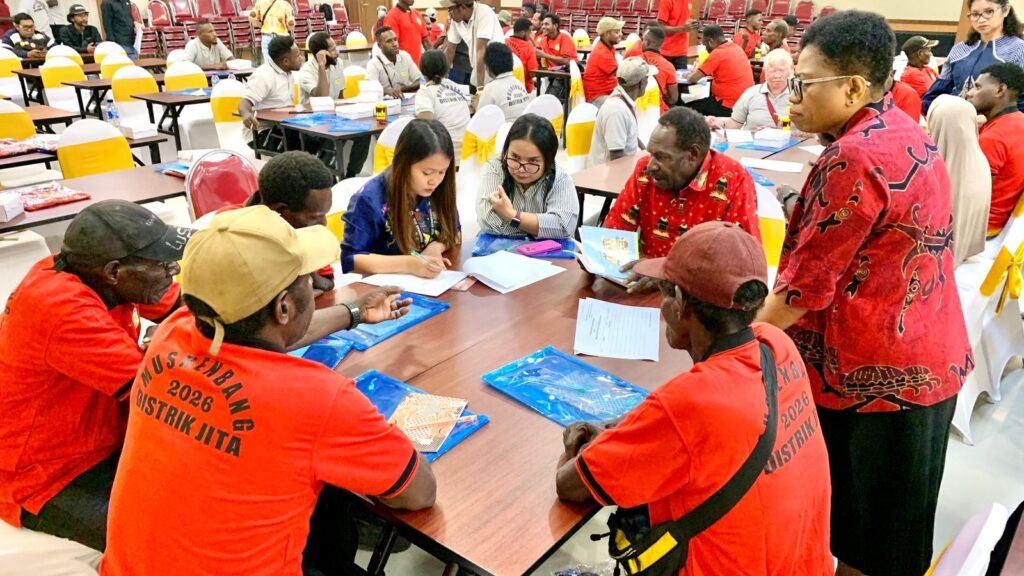 Tim pendamping sedang mengawal kelompok dari salah satu kampung yang sedang berunding mengumpulkan isu yang akan diusulkan kepada pemerintah daerah melalui Musrembang tingkat distrik 2026. (Foto: Galeri Papua/Ahmad)