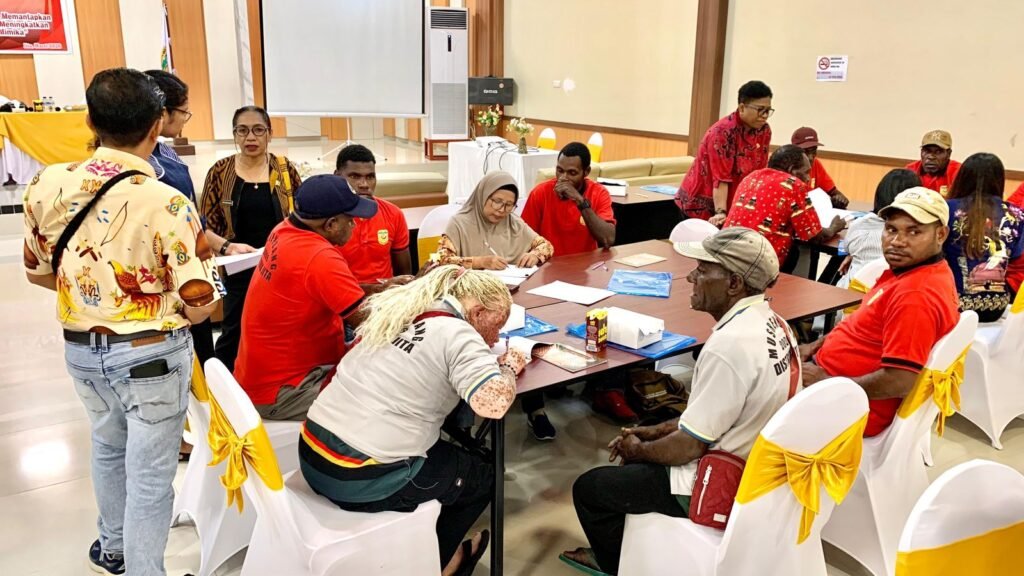 Suasana memperlihatkan kelompok dari salah satu kampung sedang berunding mengumpulkan isu yang akan diusulkan kepada pemerintah daerah melalui Musrembang tingkat distrik 2026. (Foto: Galeri Papua/Ahmad)