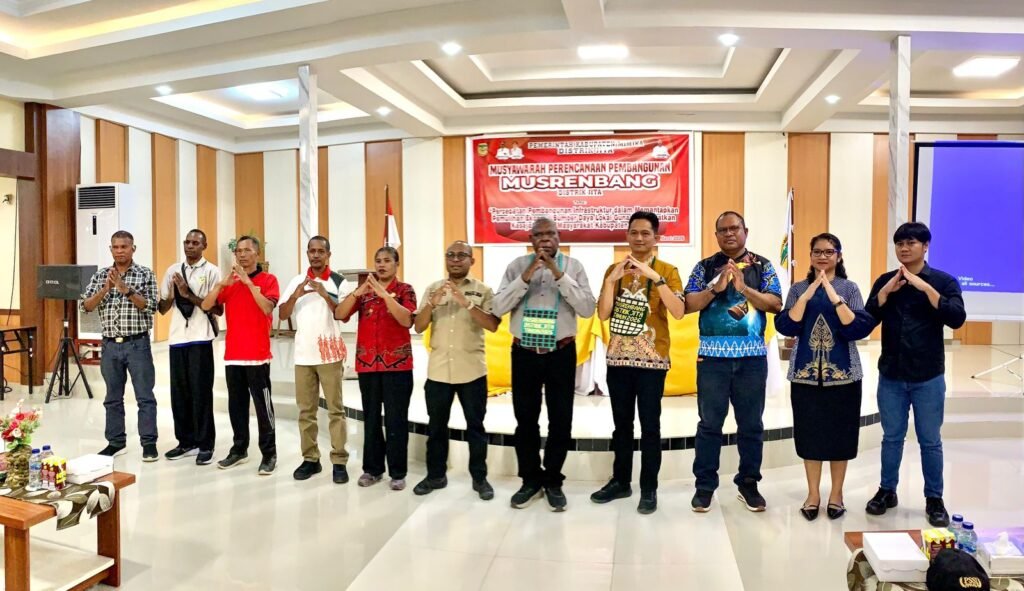 Foto bersama pada seremoni pembukaan Musrembang tingkat distrik 2026. (Foto: Galeri Papua/Ahmad)