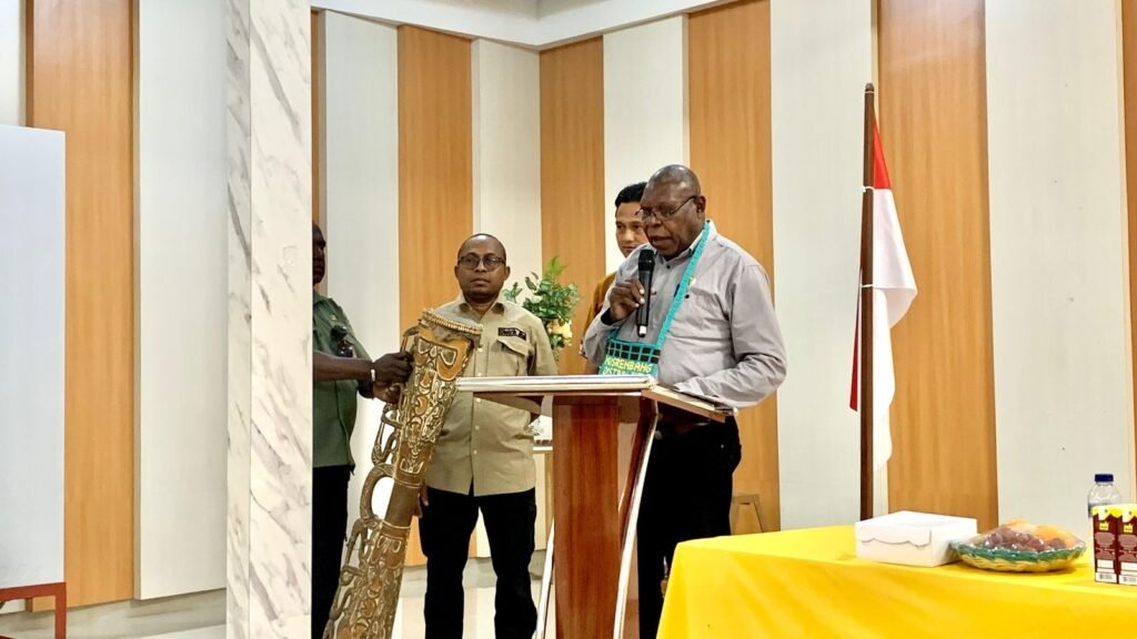 Staf Ahli Bidang Kemasyarakatan dan Pengembangan Sumber Daya Manusia Setda Kabupaten Mimika, Fransiskus Bokeyau, membacakan sambutan tertulis Bupati Mimika pada seremoni pembukaan Musrembang tingkat distrik 2026. (Foto: Galeri Papua/Ahmad)