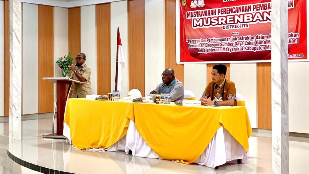 Kepala Distrik Jita, Suto Rontini, menyampaikan sambutannya pada seremoni pembukaan Musrembang tingkat distrik 2026. (Foto: Galeri Papua/Ahmad)