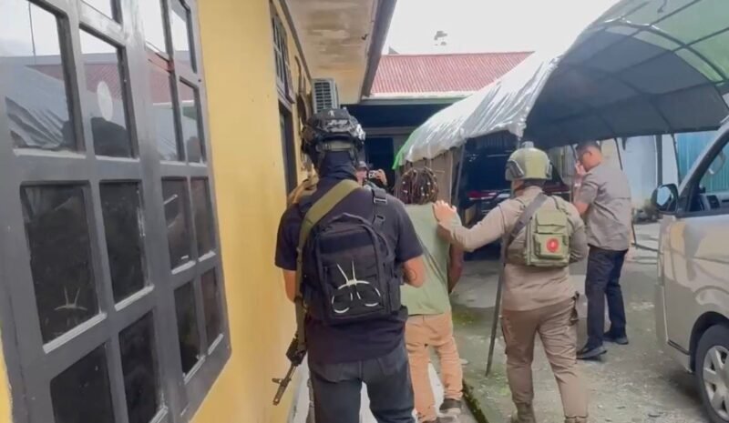 Polisi menangkap pelaku penyeranngan dan perampasan senjata di Tembagapura, Mimika. (Foto: Satgas Humas Operasi Damai Cartenz 2026)