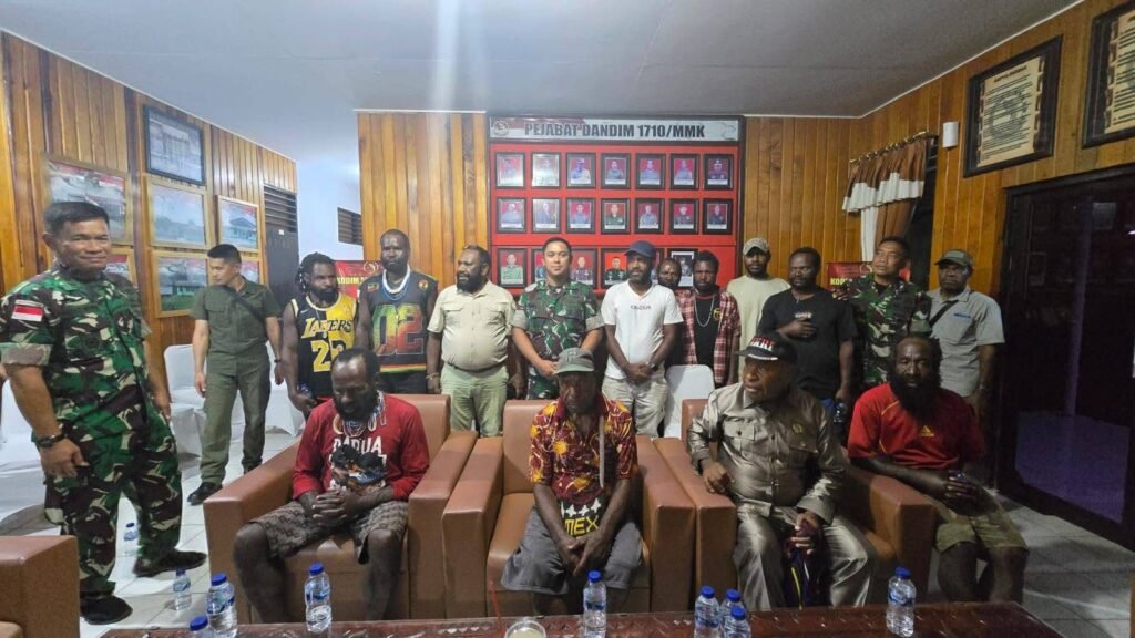 Keenam warga yang sebelumnya ditahan akhirnya dibebaskan setelah masyarakat dan anggota DPRK Mimika melakukan koordinasi dengan aparat TNI. (Foto: Istimewa)