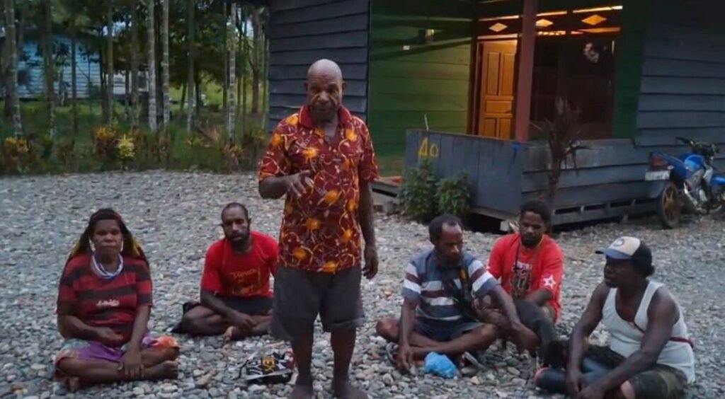 Masyarakat di SP12 meminta aparat TNI membebaskan keenam warga yang ditangkap di Tembagapura. (Foto: Istimewa)