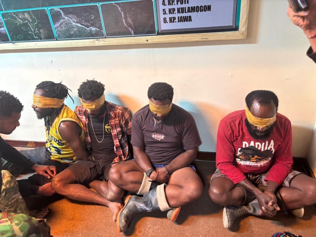 Keenam warga sipil yang sempat ditangkap aparat TNI ditutup matanya menggunakan lakban. (Foto: Istimewa)