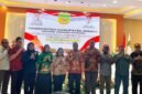 Foto Bersama Kepala Distrik Kwamki Narama, Naftali Edwin Hanuebi, bersama Pendamping dari Bappeda dan Lurah serta Kepala Kampung di Distrik Kwamki Narama. (Foto: Galeri Papua/ Kevin Kurni)