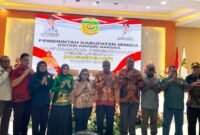 Foto Bersama Kepala Distrik Kwamki Narama, Naftali Edwin Hanuebi, bersama Pendamping dari Bappeda dan Lurah serta Kepala Kampung di Distrik Kwamki Narama. (Foto: Galeri Papua/ Kevin Kurni)