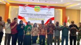 Foto Bersama Kepala Distrik Kwamki Narama, Naftali Edwin Hanuebi, bersama Pendamping dari Bappeda dan Lurah serta Kepala Kampung di Distrik Kwamki Narama. (Foto: Galeri Papua/ Kevin Kurni)