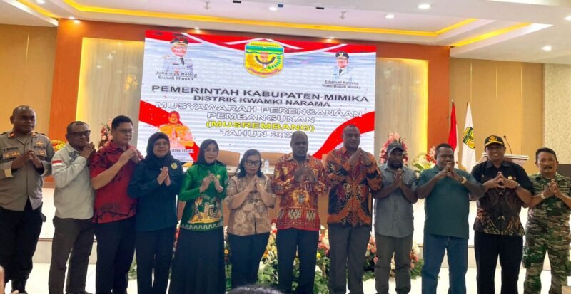 Foto Bersama Kepala Distrik Kwamki Narama, Naftali Edwin Hanuebi, bersama Pendamping dari Bappeda dan Lurah serta Kepala Kampung di Distrik Kwamki Narama. (Foto: Galeri Papua/ Kevin Kurni)