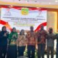 Foto Bersama Kepala Distrik Kwamki Narama, Naftali Edwin Hanuebi, bersama Pendamping dari Bappeda dan Lurah serta Kepala Kampung di Distrik Kwamki Narama. (Foto: Galeri Papua/ Kevin Kurni)