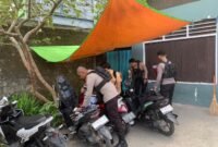 Aparat kepolisian merespons aksi saling serang antar pelajar di depan SMK Petra Timika, Sabtu (7/3/2026). (Foto: Humas Polres Mimika)