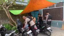 Aparat kepolisian merespons aksi saling serang antar pelajar di depan SMK Petra Timika, Sabtu (7/3/2026). (Foto: Humas Polres Mimika)