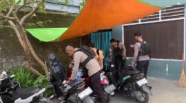 Aparat kepolisian merespons aksi saling serang antar pelajar di depan SMK Petra Timika, Sabtu (7/3/2026). (Foto: Humas Polres Mimika)