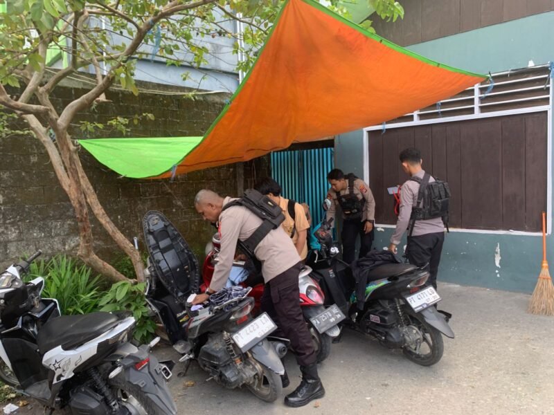 Aparat kepolisian merespons aksi saling serang antar pelajar di depan SMK Petra Timika, Sabtu (7/3/2026). (Foto: Humas Polres Mimika)