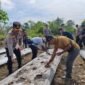 Kapolres Mimika, AKBP Billyandha Hildiario Budiman, bersama sejumlah Perwira Polres Mimika menanam bibit jagung di lahan ketahanan pangan Polsek Mimika Baru, Jalan SP 4, Kelurahan Wonosari Jaya, Distrik Wania, Kabupaten Mimika, Provinsi Papua Tengah, Sabtu (7/3/2026). (Foto: Humas Polres Mimika)