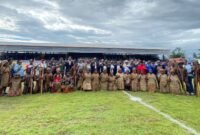 Foto Bersama Gubernur Papua Tengah bersama Jajaran Bupati Se-Papua Tengah usai melakukan Kick Off Pembukaan Piala Gubernur Liga 4 zona Papua Tengah di Stadion Wania Imipi, Timika, Papua Tengah. (Foto: Galeri Papua/Kevin Kurni)