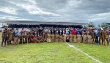Foto Bersama Gubernur Papua Tengah bersama Jajaran Bupati Se-Papua Tengah usai melakukan Kick Off Pembukaan Piala Gubernur Liga 4 zona Papua Tengah di Stadion Wania Imipi, Timika, Papua Tengah. (Foto: Galeri Papua/Kevin Kurni)