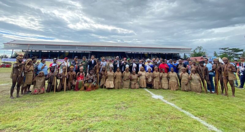 Foto Bersama Gubernur Papua Tengah bersama Jajaran Bupati Se-Papua Tengah usai melakukan Kick Off Pembukaan Piala Gubernur Liga 4 zona Papua Tengah di Stadion Wania Imipi, Timika, Papua Tengah. (Foto: Galeri Papua/Kevin Kurni)