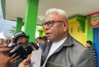 Bupati Mimika, Johannes Rettob, bertemu awak media usai pembukaan Piala Gubernur Liga 4 Zona Papua Tengah di Stadion Wania Imipi SP1, Timika, Papua Tengah. (Foto: Galeri Papua/Kevin Kurni)