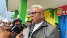 Bupati Mimika, Johannes Rettob, bertemu awak media usai pembukaan Piala Gubernur Liga 4 Zona Papua Tengah di Stadion Wania Imipi SP1, Timika, Papua Tengah. (Foto: Galeri Papua/Kevin Kurni)