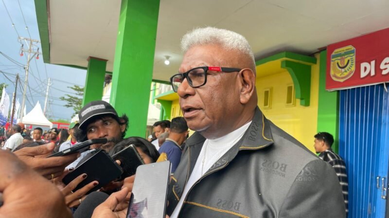 Bupati Mimika, Johannes Rettob, bertemu awak media usai pembukaan Piala Gubernur Liga 4 Zona Papua Tengah di Stadion Wania Imipi SP1, Timika, Papua Tengah. (Foto: Galeri Papua/Kevin Kurni)