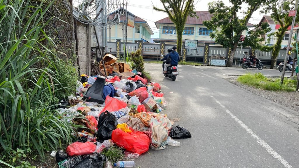 Sampah menumpuk di Jalan Perintis, Kota Timika, akibat pengangkut sampah mogok kerja, Senin (9/3/2026). (Foto: Galeri Papua/Endy Langobelen)