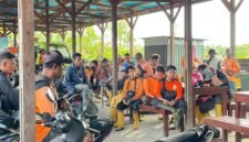 Petugas pengangkut sampah di Mimika mogok kerja, Senin (9/3/2026). (Foto: Galeri Papua/Endy Langobelen)