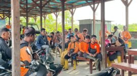 Petugas pengangkut sampah di Mimika mogok kerja, Senin (9/3/2026). (Foto: Galeri Papua/Endy Langobelen)