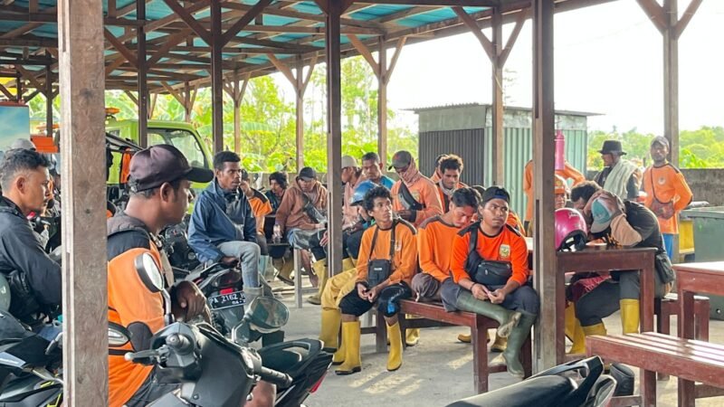 Petugas pengangkut sampah di Mimika mogok kerja, Senin (9/3/2026). (Foto: Galeri Papua/Endy Langobelen)