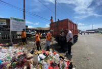 Anggota Komisi IV DPRK Mimika, Simson Gujangge, turun langsung mengecek aktivitas pengangkutan sampah di lapangan, Senin (9/3/2026). (Foto: Istimewa)