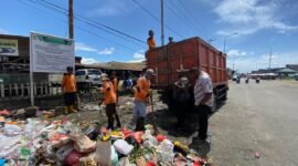Anggota Komisi IV DPRK Mimika, Simson Gujangge, turun langsung mengecek aktivitas pengangkutan sampah di lapangan, Senin (9/3/2026). (Foto: Istimewa)