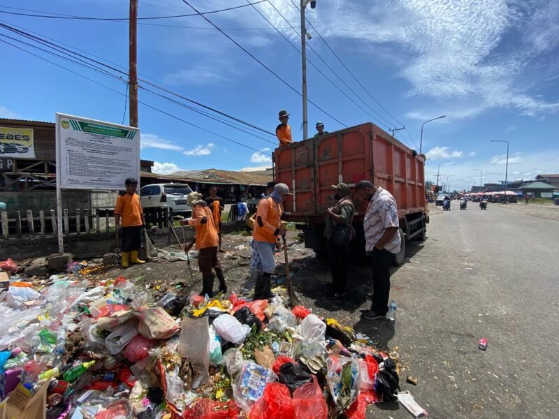 Anggota Komisi IV DPRK Mimika, Simson Gujangge, turun langsung mengecek aktivitas pengangkutan sampah di lapangan, Senin (9/3/2026). (Foto: Istimewa)