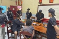 Polisi mengamankan seorang anggota KKB bernama Philip Kobak alias Nenak Kobak. (Foto: Satgas Humas Operasi Damai Cartenz 2026)