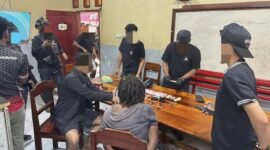 Polisi mengamankan seorang anggota KKB bernama Philip Kobak alias Nenak Kobak. (Foto: Satgas Humas Operasi Damai Cartenz 2026)