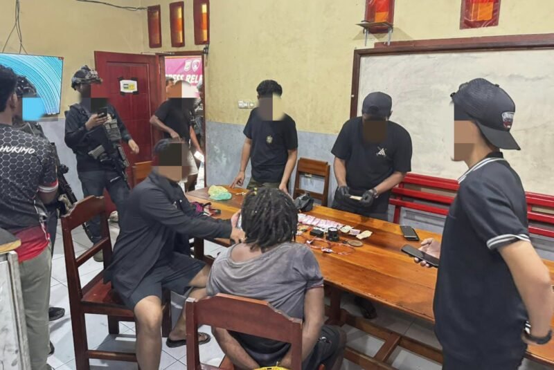 Polisi mengamankan seorang anggota KKB bernama Philip Kobak alias Nenak Kobak. (Foto: Satgas Humas Operasi Damai Cartenz 2026)